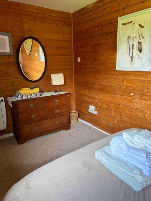Wooden Cottage With Lake View Enniskillen Bagian luar foto