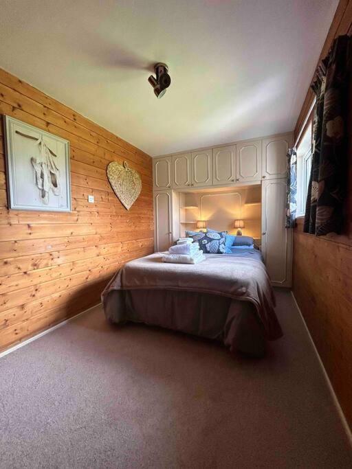 Wooden Cottage With Lake View Enniskillen Bagian luar foto