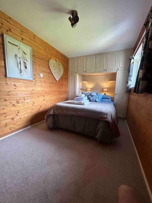 Wooden Cottage With Lake View Enniskillen Bagian luar foto